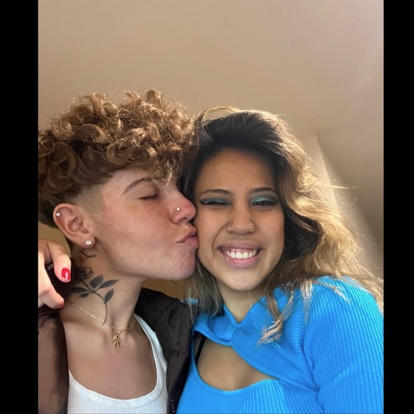 Meet your Poshers, Lana & Antoni - Picture 1 of 1